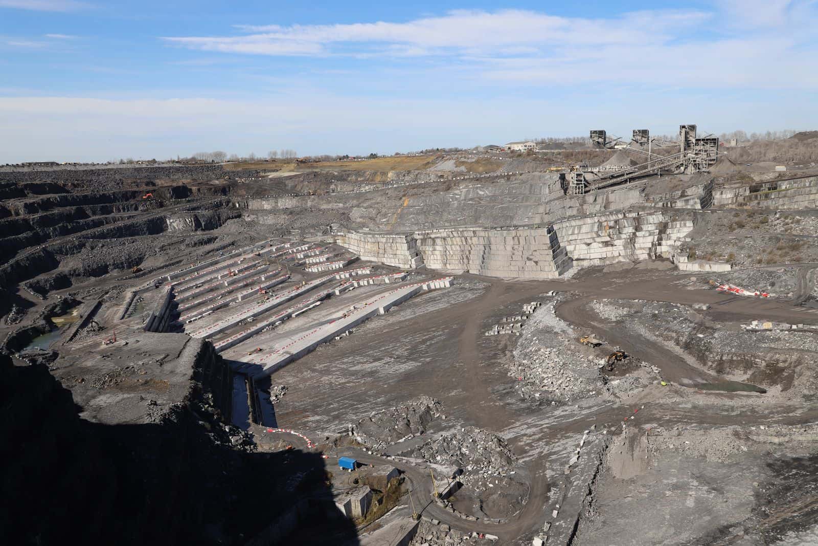 De steengroeve waar blauwe steen wordt gewonnen in Henegouwen